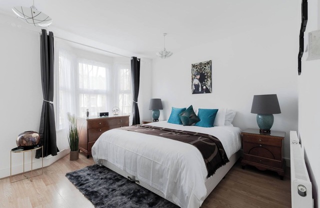 4 Bed House - Sleeps 8 - Garden, Pets, Wifi