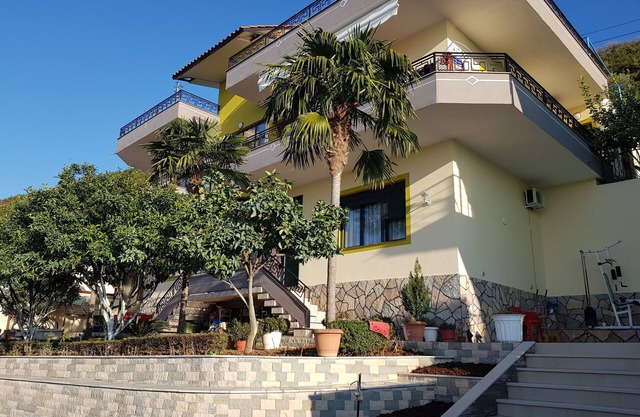 4 Bed, Sleeps 11, Free Parking, Pets Allowed