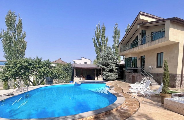 4 Bed Villa Estate Sleeps 7 - Pool, Garden, Sauna