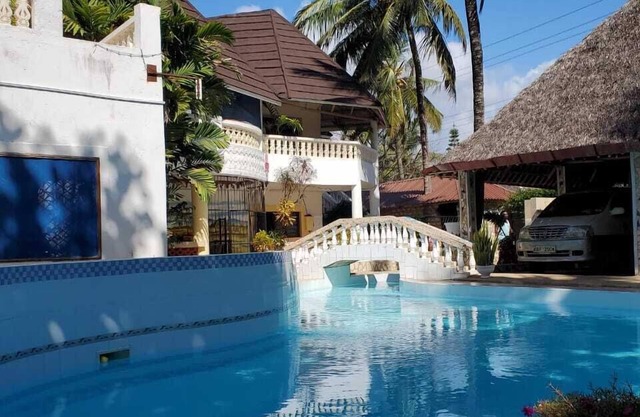 4 Bed Villa - Sleeps 8 - Wifi - Pool - Garden