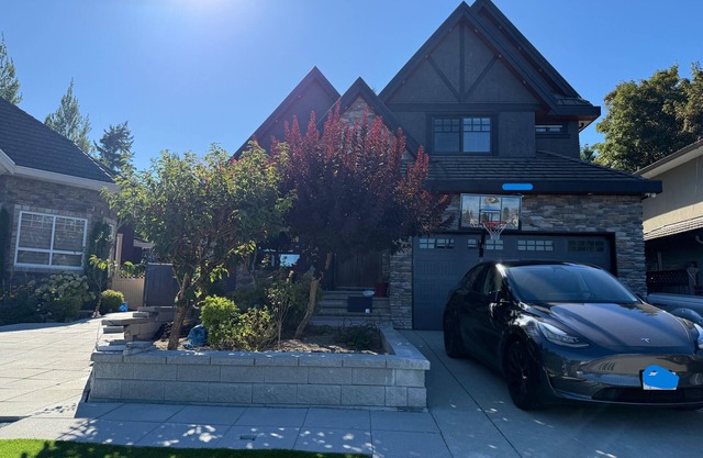 4 bedroom 2 kitchen 2 living rooms. Sleeps 12 people.