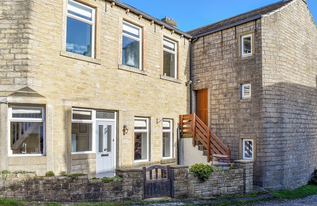 4 bedroom accommodation in Holmfirth