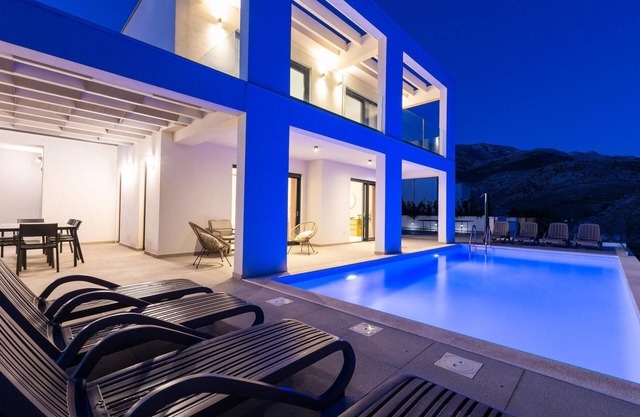 4 bedroom accommodation in Zrnovnica