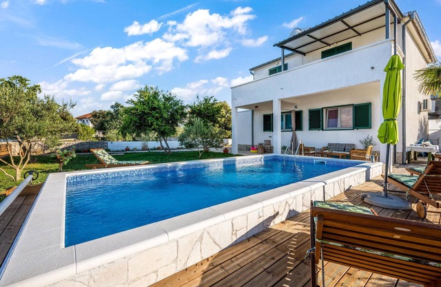 4 bedroom beautiful home in Raslina