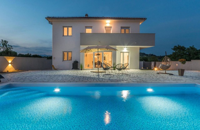 4 bedroom cozy home in Donja Jagodnja