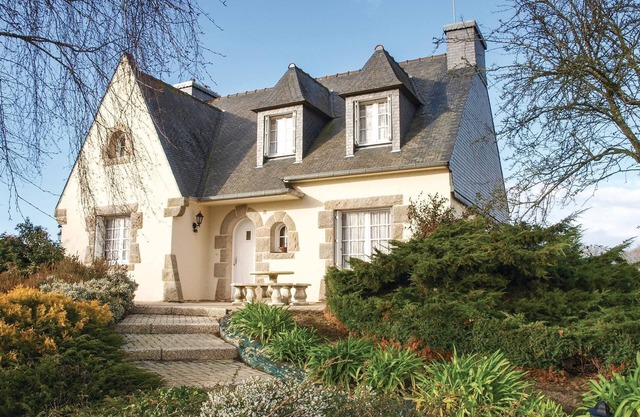 4 bedroom cozy home in Yvias