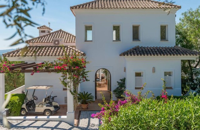 4 Bedroom Luxury Villa with Pool adjacent to golf resort. 25 min to the beach