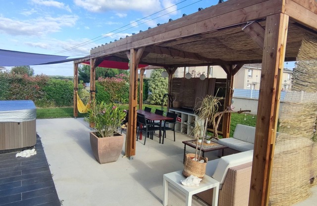4 bedroom house 15 minutes Bordeaux and great chateaux and 45 min Ocean