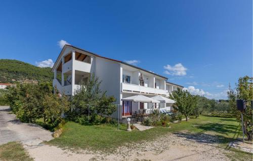4 Bedroom Gorgeous Apartment In Banjol
