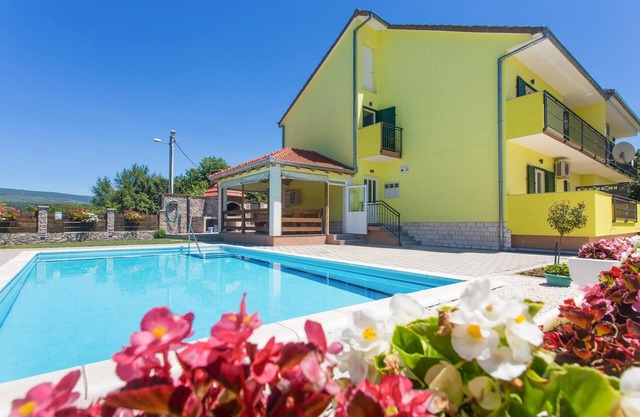 4 bedroom gorgeous home in Hrvace