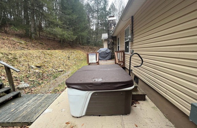 4-bedroom home: hot tub surrounded by woods near New River Gorge & Summersville