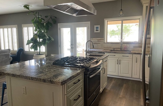 4 Bedroom Home With Swimming Pool, BBQ, Large Yard , Pool table, games and more!