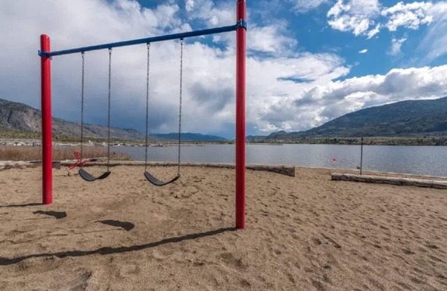 4 bedroom house walking distance to pools