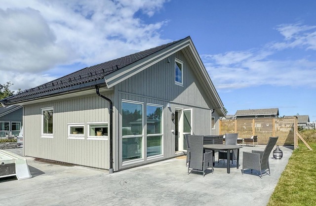 4 bedroom lovely home in Færvik