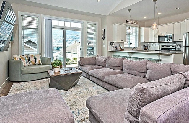 4 Bedroom - Pool - Golf cart included #201