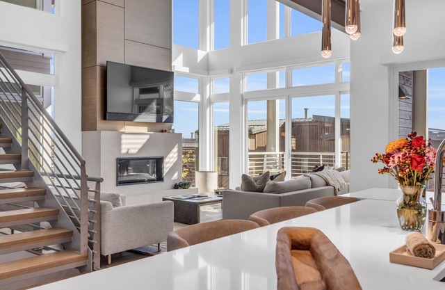 4 Bedroom, Ski in/Ski out, Hot Tub Close to Shopping and Restaurants