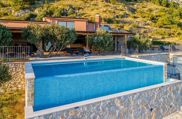 4 bedroom villa with heated pool