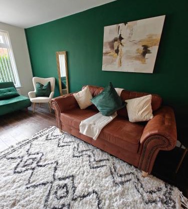 4 Bedrooms- NR JLR -Central Solihull Town 10 Mins to NEC BHX HS2 M42 South Birmingham - Driveway Parking X3 Regular & Work Long Stays Welcome Available Lower - ARZ Stays