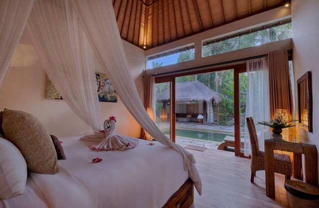 4 BR Contemporary Elegance Villa in Ubud with Ethnic Touch and Tatched Roof