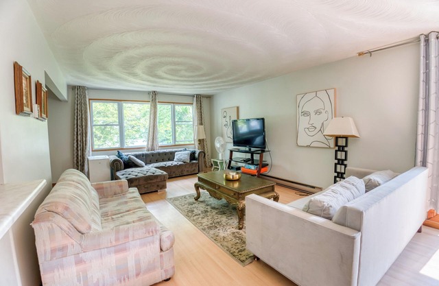 4-BR Luxurious Lake-house.