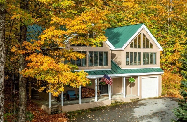 4 BR N. Brookwood Chalet on Shuttle Route 2 Streets from Stratton Base Lodge