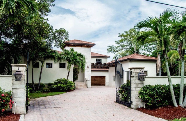 4 BR SIESTA KEY SPA GETAWAY WITH GOLF SIMULATOR, TURFED YARD, AND MANCAVE.