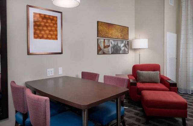 4 Comfortable Suites Near Texas Motor Speedway for Race Enthusiasts