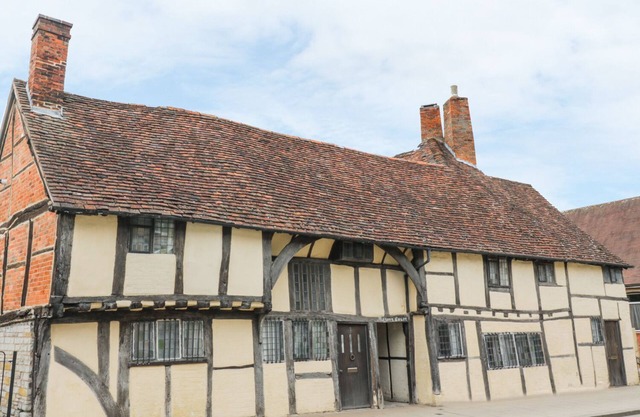 4 MASONS COURT, family friendly, with a garden in Stratford-Upon-Avon