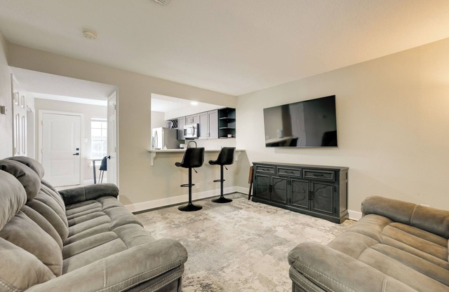 4 Mi to IAH: Suburban Houston Townhome