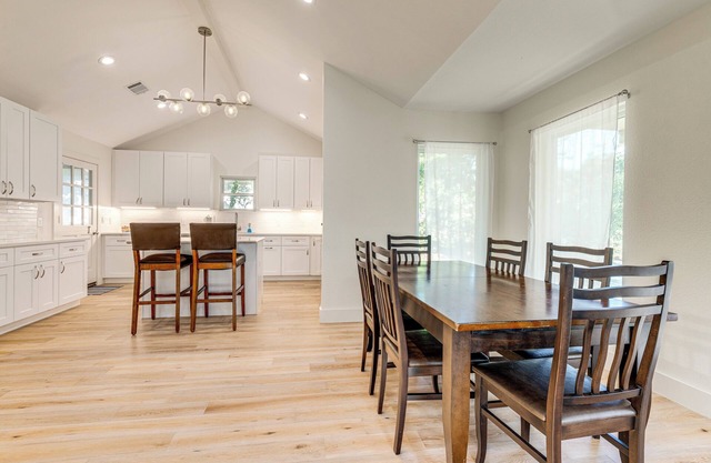 4 Mi to UT Austin: Bright & Modern Family Home