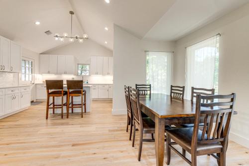 4 Mi to UT Austin Bright and Modern Family Home
