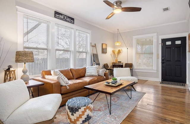 4 min walk to Town Square! 3bd 2bath cozy Historical home