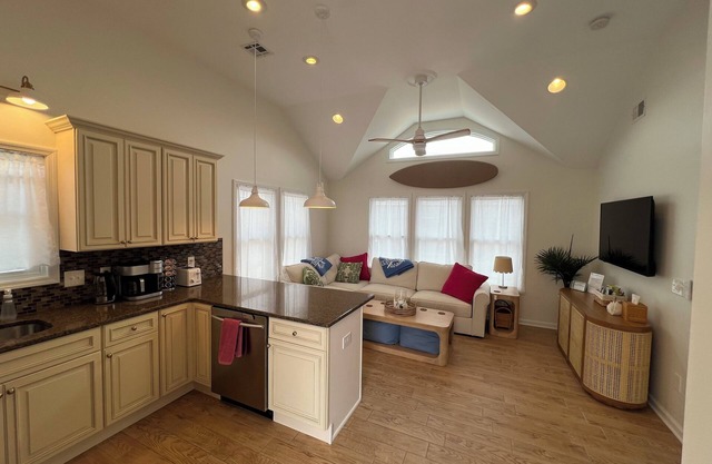 4 minute walk to the beach! Walking distance to restaurants and shopping!