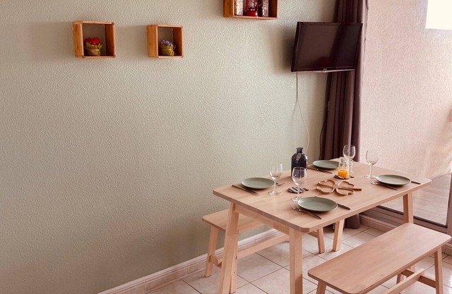 4-person air-conditioned apartment with private pkg 30 m from beach + pool