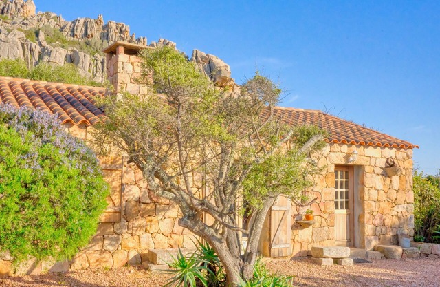 4-person Bergerie with terrace, sea view & pool access