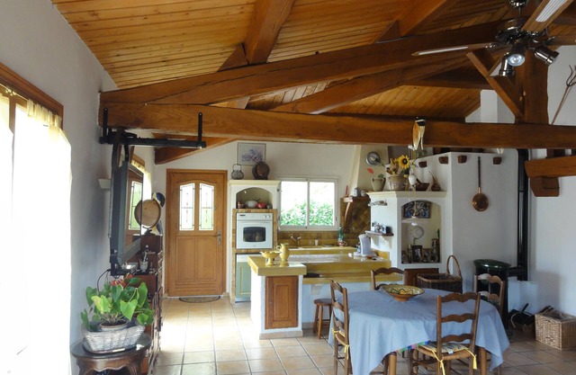 4-room house, private parking, swimming pool, very quiet.
