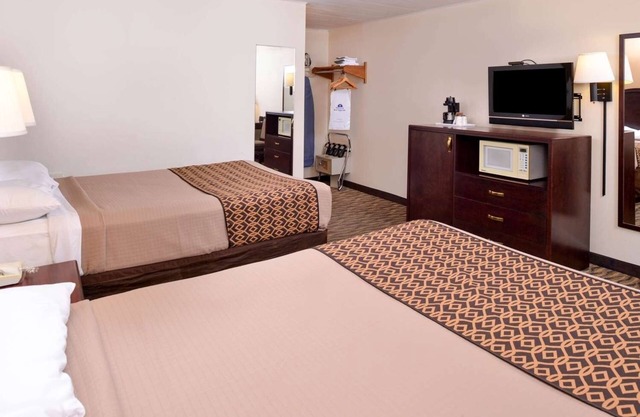4 Rooms w/Complimentary Breakfast & Kitchenette – Perfect for One-Night Stays