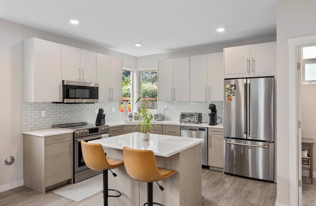 4 Square Escape Spacious, modern home with easy transit to downtown
