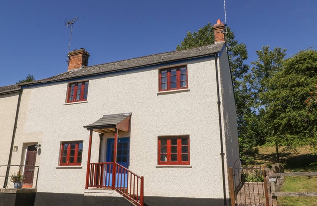 4 VICTORIA TERRACE, pet friendly, with open fire in Bishop's Lydeard
