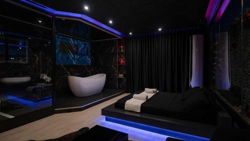 446 Black Suite Luxury