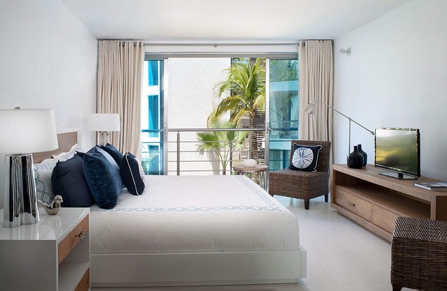 4BD groundfloor condo, pure beachfront, gym/pool/high-speed internet/cable TV