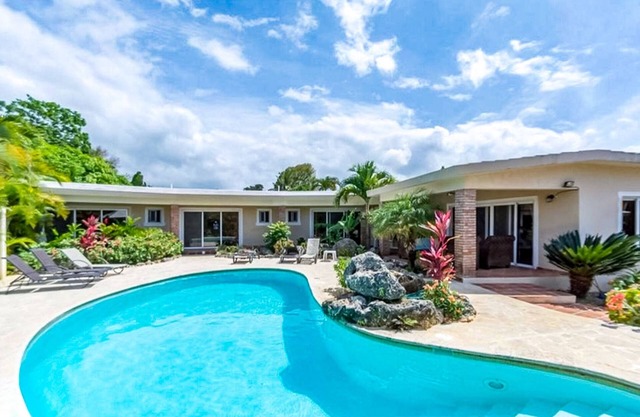 4BD villa in luxury residence, private pool, guest-friendly, free bus