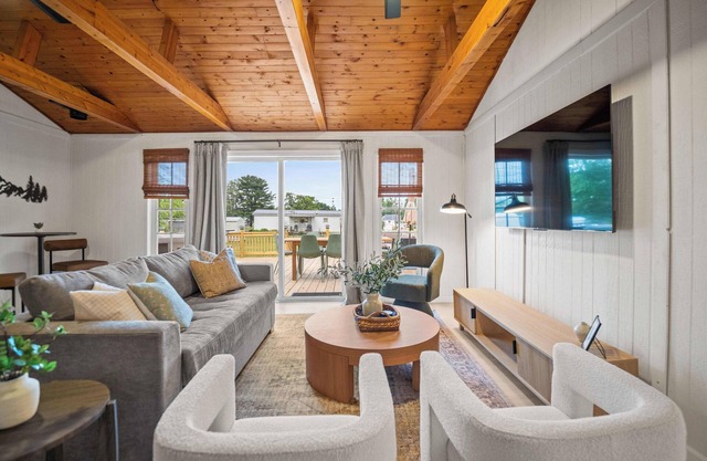 4br 3ba/10 min to NRG/hot tub/sauna/firepit