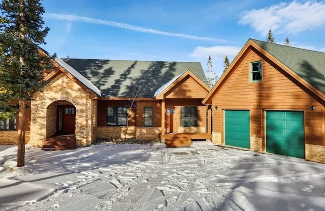 4BR Blue River Retreat w/Hot Tub!