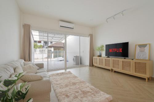 4BR Cozy House with Local Views and Cafes