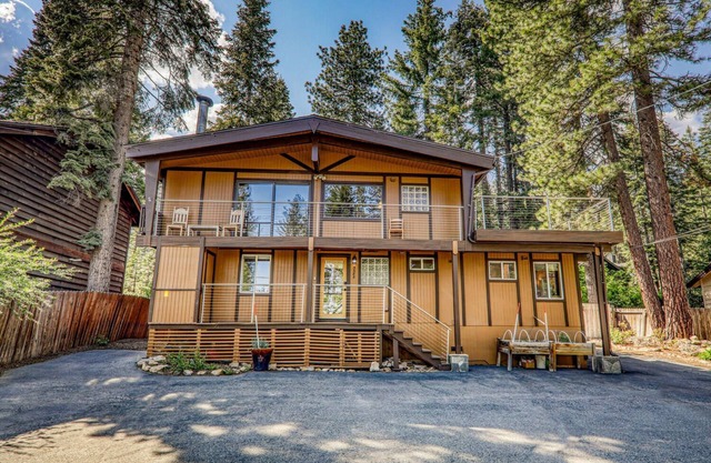 4BR Forest Retreat Hot Tub & Deck Walk to Lake