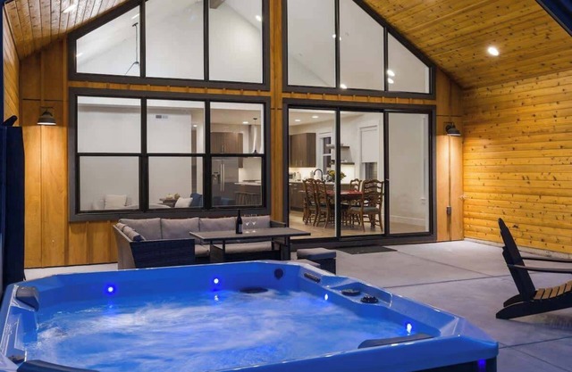 4BR, HotTub, GameRm, Fire Place & Pit, Chefs Kitch