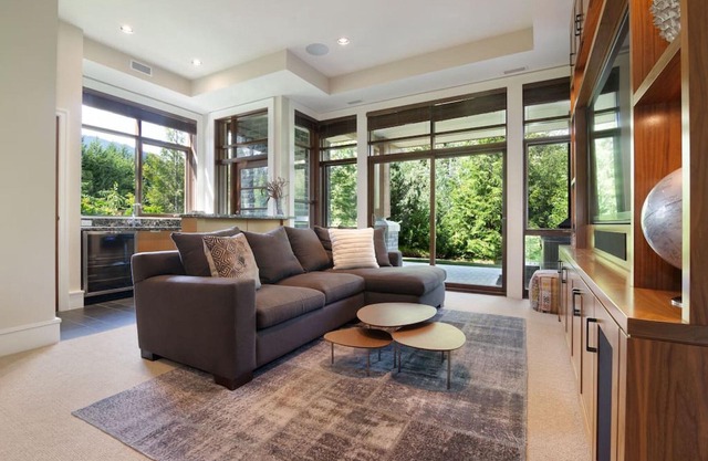 4BR Luxury Chalet 2,655 Sq Ft w/Private HT &Garage