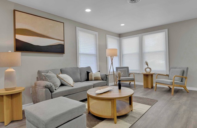 4BR Montrose Meadow Retreat｜Laundry Room｜Private Backyard｜High speed Wifi #42078