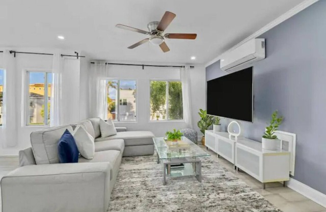 4BR Ocean Breeze Duplex+Large Patio sleeps 16